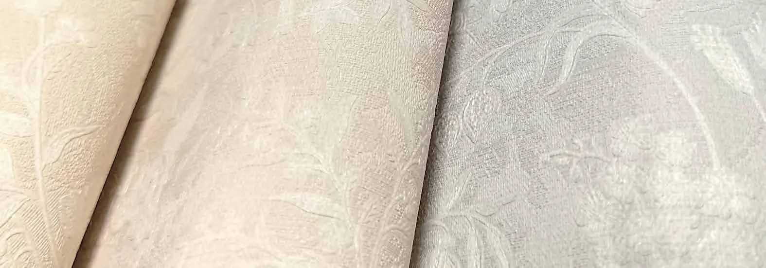 عينات ورق جدران فاتحة بنقوش وملمس بارز